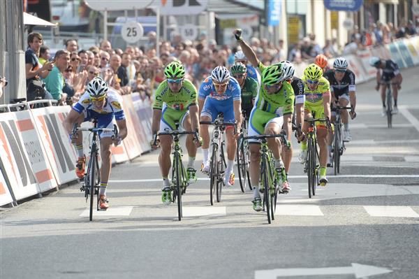 Peter Sagan wns stage 1